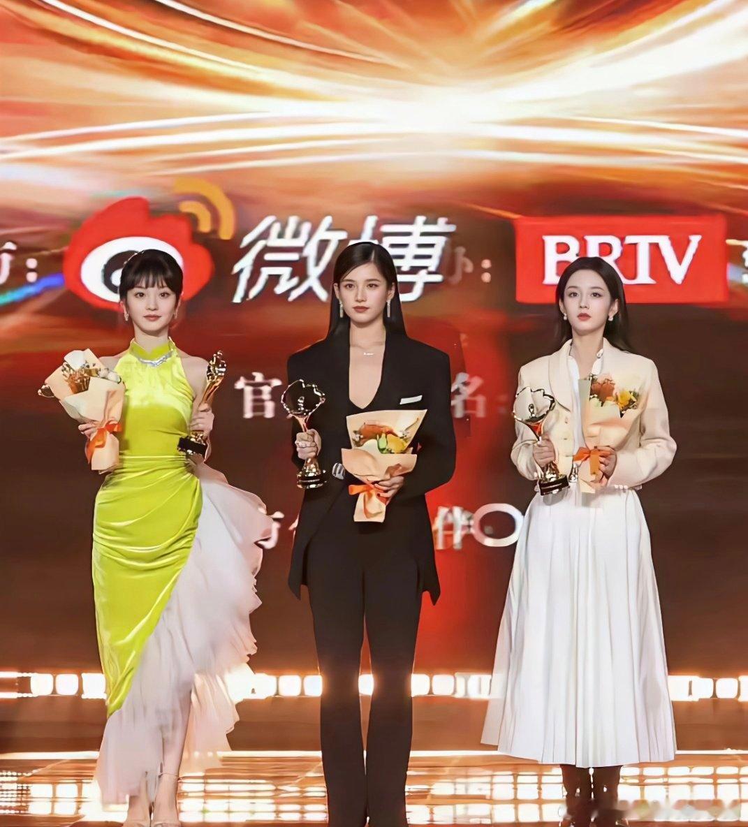 原来周也和田曦薇有同框照🤔 