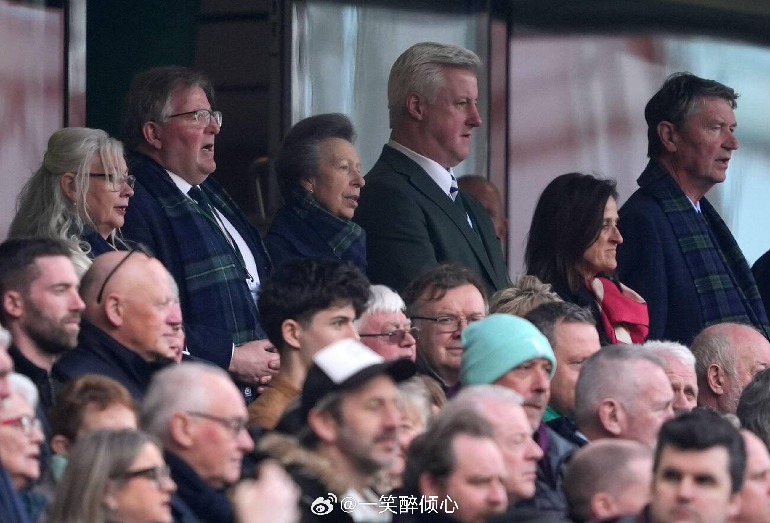 英国王室  今天安妮长公主和蒂莫西劳伦斯爵士在爱尔兰都柏林的英杰华体育馆观看吉尼