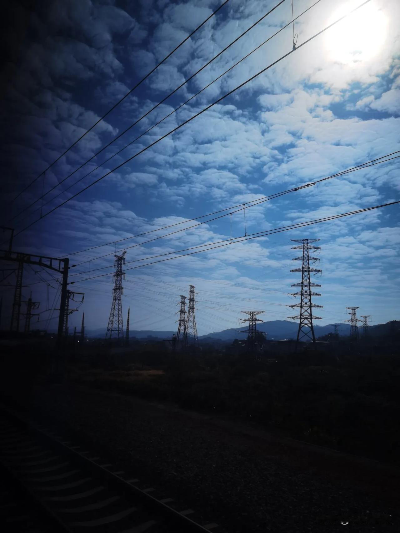 旅行随手拍高铁外的天空，坐高铁平稳舒服，两个小时的车程，准点无忧！[送自己一朵花