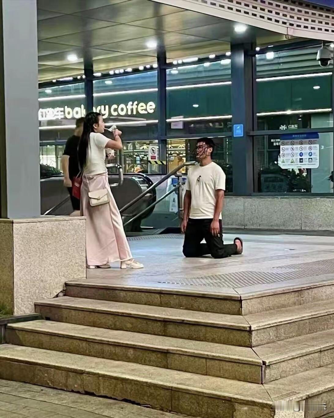 做人怎么可以卑微如此呢？[抠鼻]