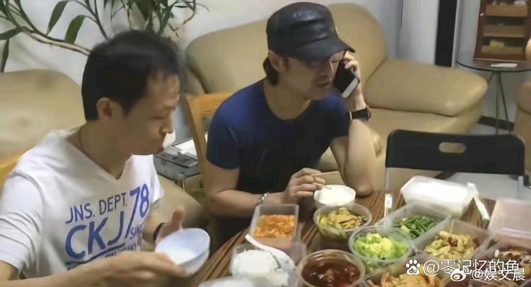 汪峰这一餐菜品丰富，伙食看着相当丰盛。 