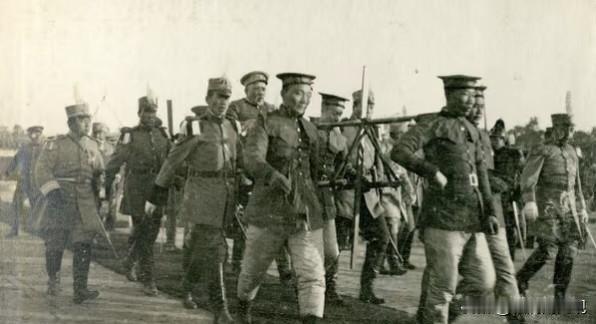 这两张老照片，定格了1915年冬袁世凯天坛祭天的历史现场。
 
身着衮服、头戴祭