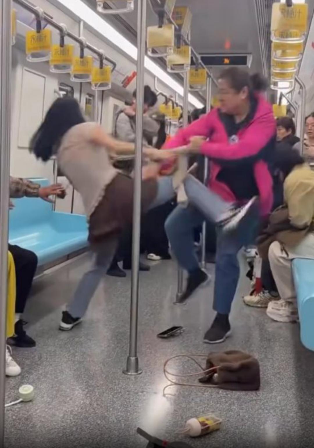 地铁抢座变“全武行”，32岁与66岁谁该担责？
2026年4月25日14时许，上