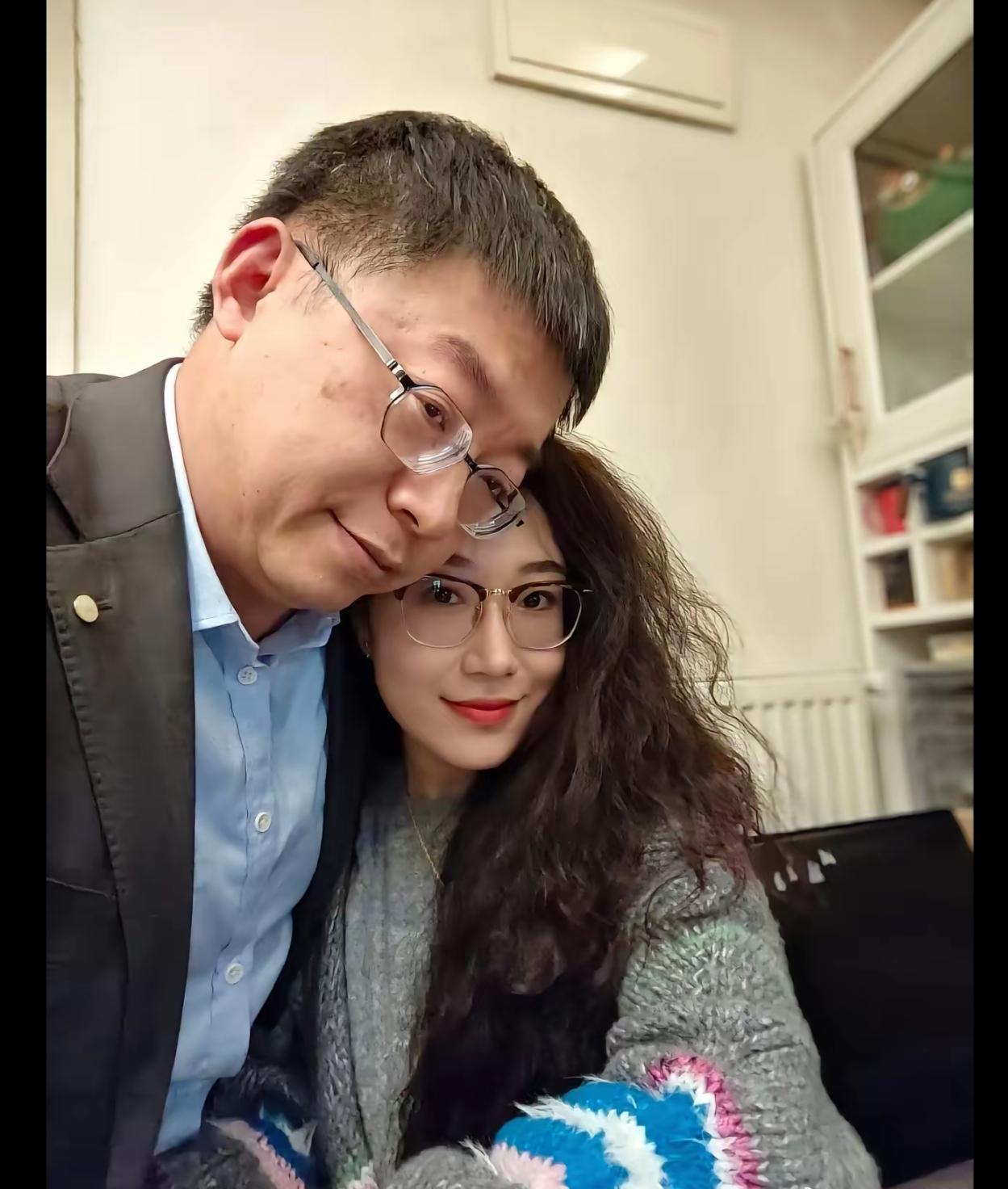 沈逸教授艳福不浅，老婆竟然这么年轻漂亮！
        沈逸的老婆虽然比他大两