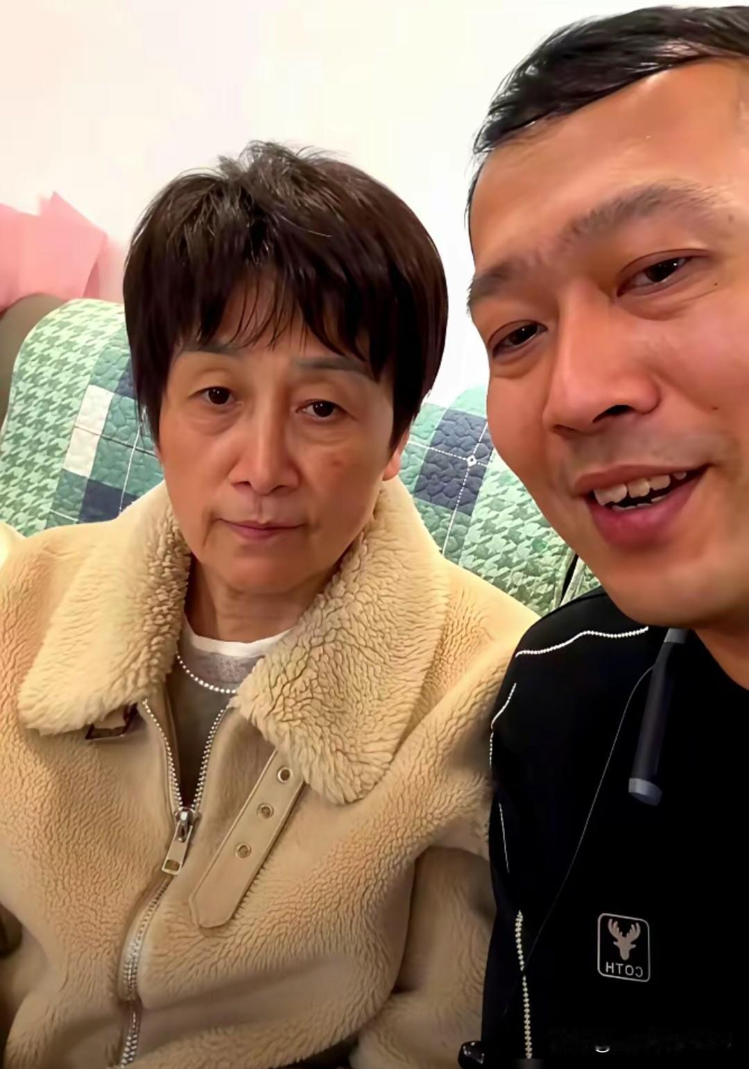 甘宇翼决定把儿子留给父母带。网友对此决定拍手称快。甘宇翼在三岁时被拐，现在儿子两