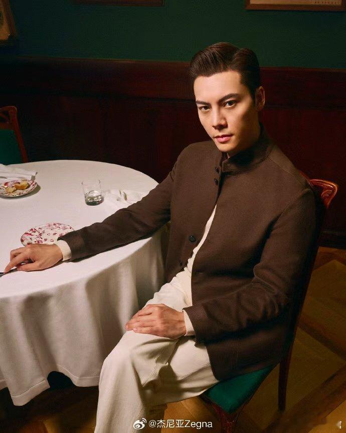 陈伟霆的老钱风更是alpha级别 老钱风的高级感就是不吵不闹，陈伟霆整个人状态松