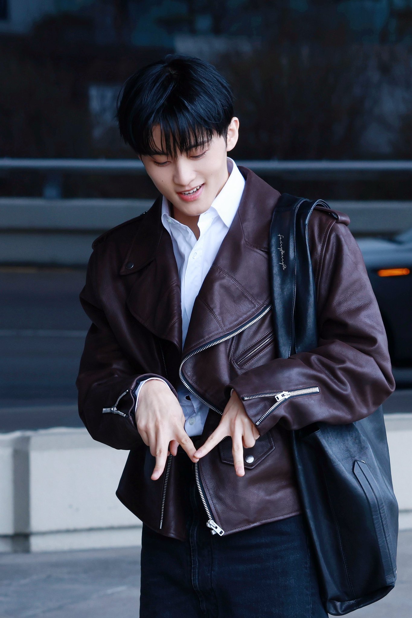 李马克现身机场前往上海，受邀出席Maison Margiela 2026秋冬系列