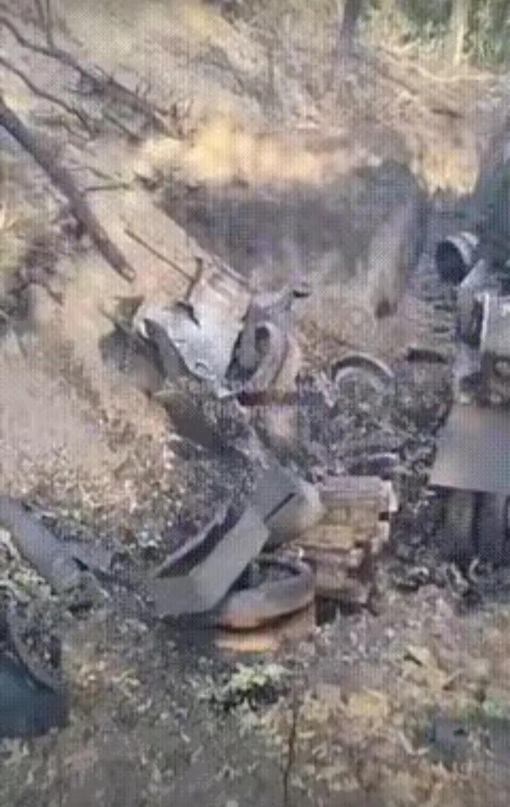 在俄乌战场上，一名乌克兰士兵正在展示他们被俄罗斯军队摧毁的自行火炮，是俄军队用自
