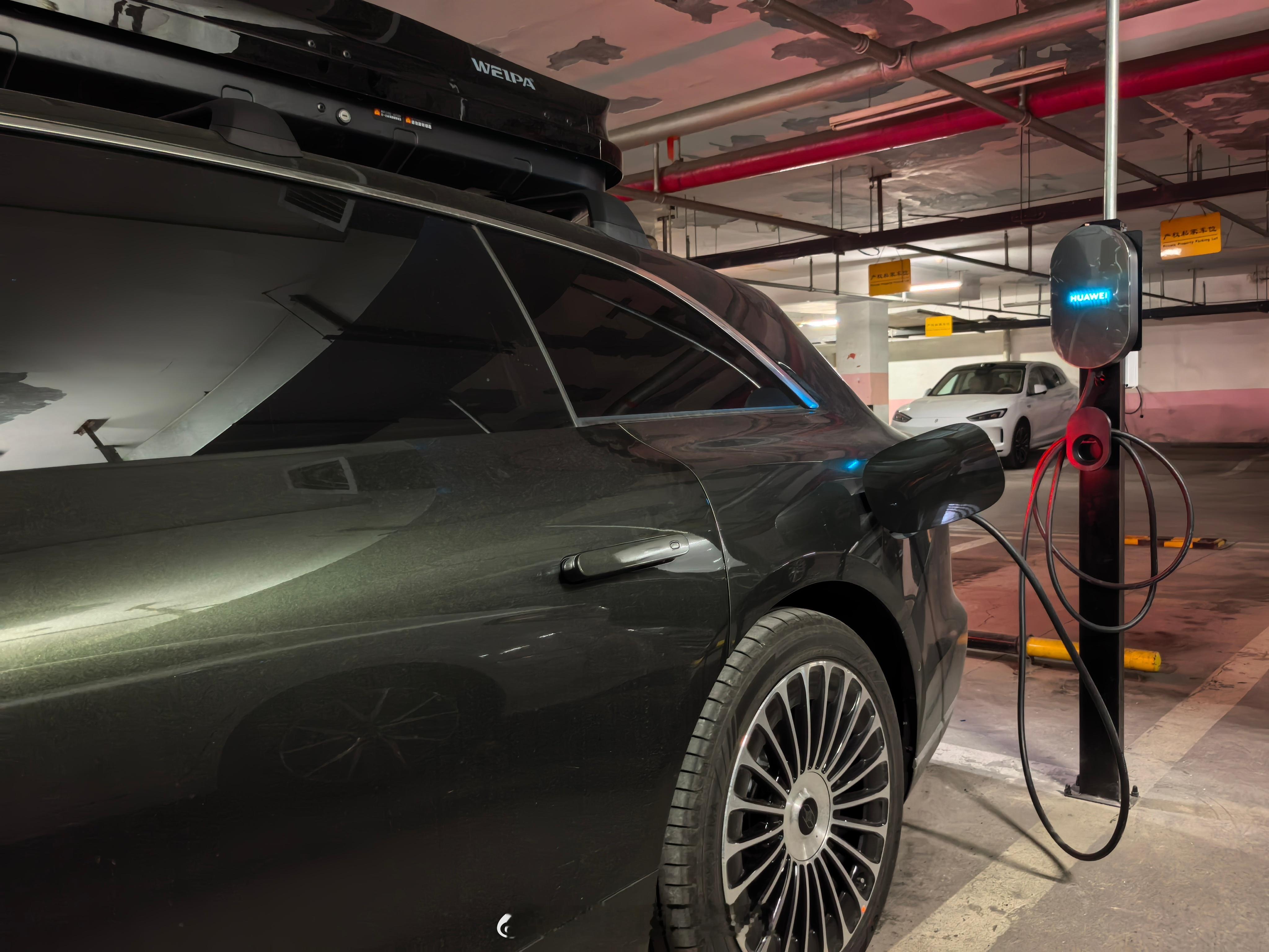 充电桩终于装上了，鸿蒙智行的安装服务真不错，施工规范到细节拉满，用料也是很扎实，