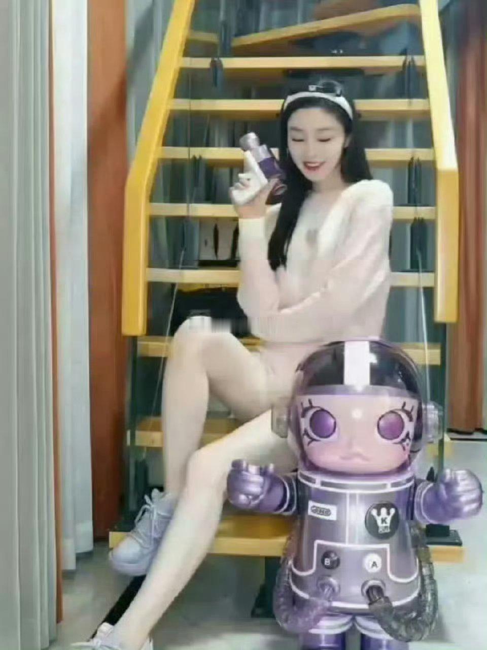 宋轶照片里这个玩具，估计5万都会有人买吧。 
