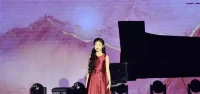 下图这位长相甜美的小姑娘，就是毛新宇的女儿毛甜懿！照片中毛甜懿穿着红色礼服，正在