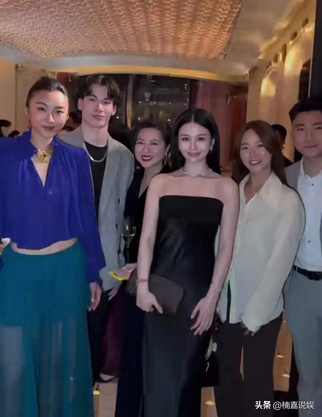 都说青出于蓝胜于蓝，邱淑贞的女儿，看着比妈妈还漂亮啊，基因真好！
沈月出席活动，