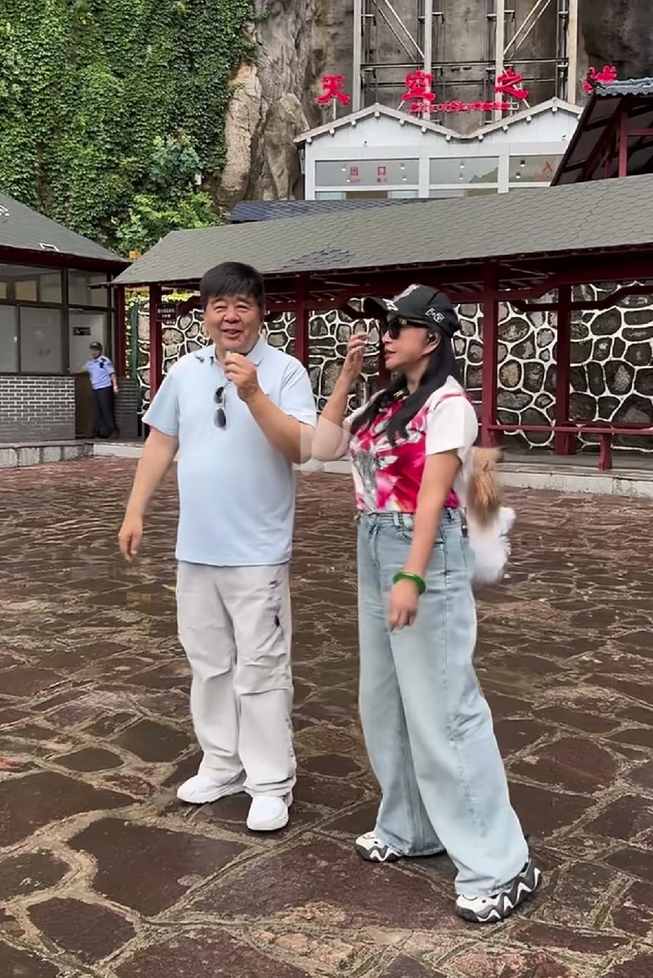 刘晓庆打扮的很年青，还背着一个可爱的玩具狗，像现在的小姑娘一样，喜欢这些可可爱爱