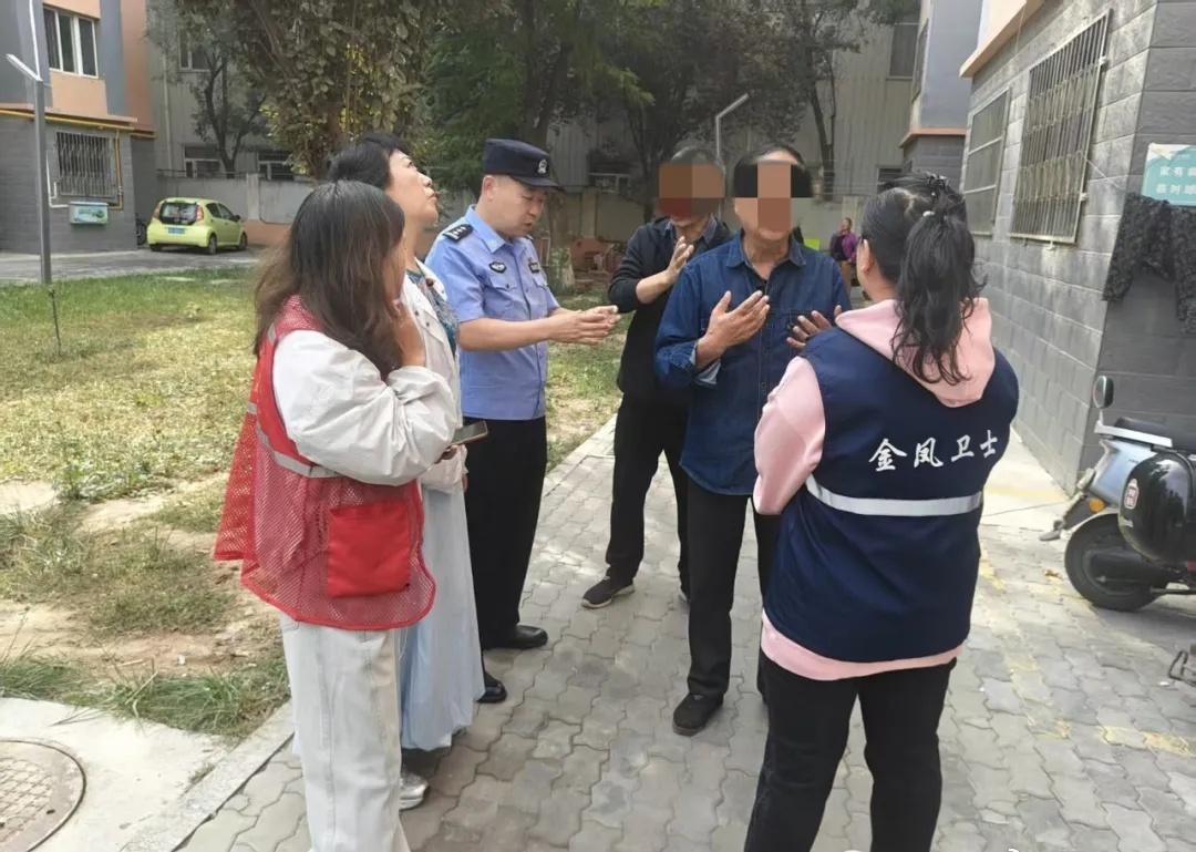 【阳光下的守护丨拆了保温板，打开邻里和谐门】“以前上下楼总提心吊胆，生怕撞到那块