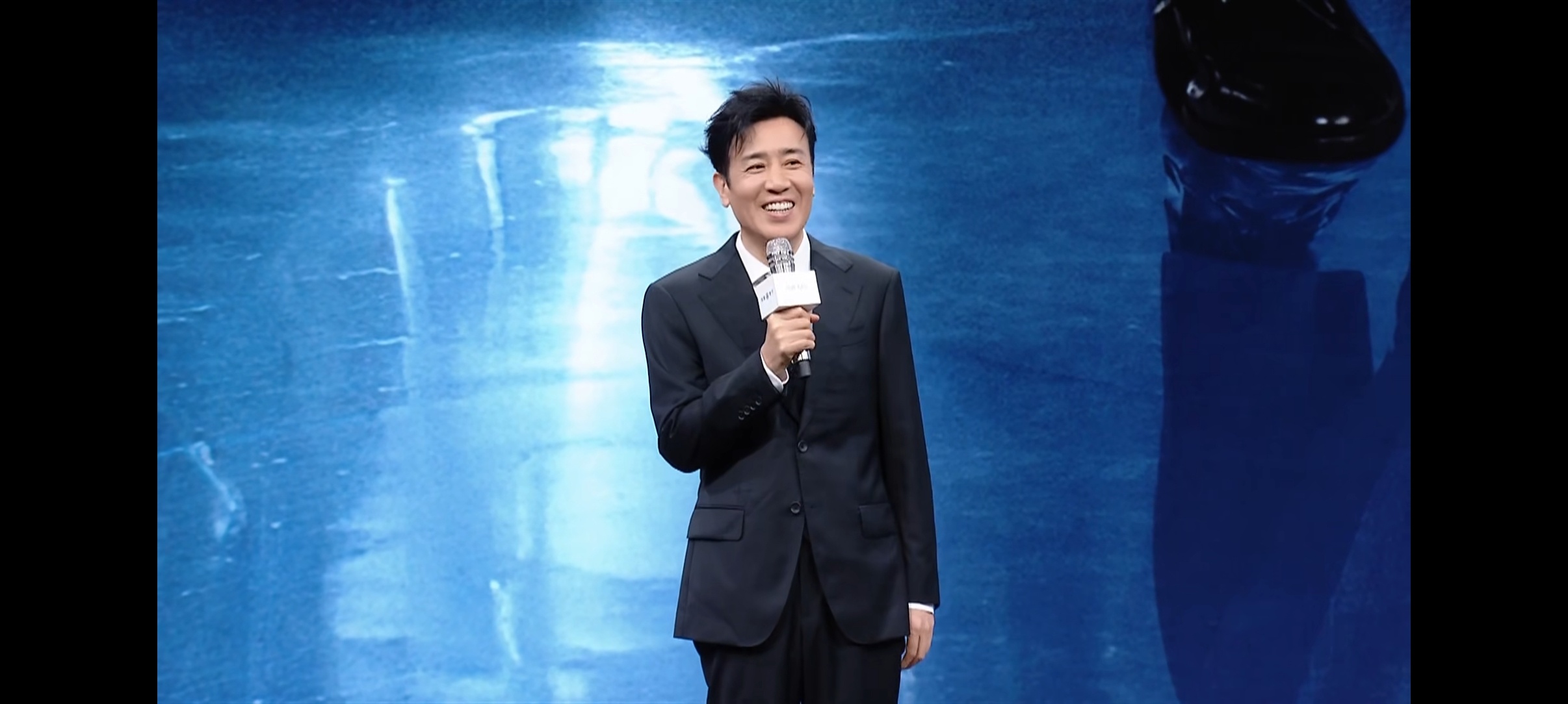 于和伟来啦，从配角到主演，他用了问界M9很多年，拍片儿休息的时候，常常在车里窝一