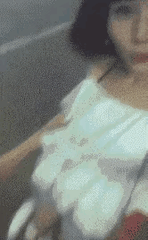 美女光聊天，不看路，下楼梯就真的知道错了。