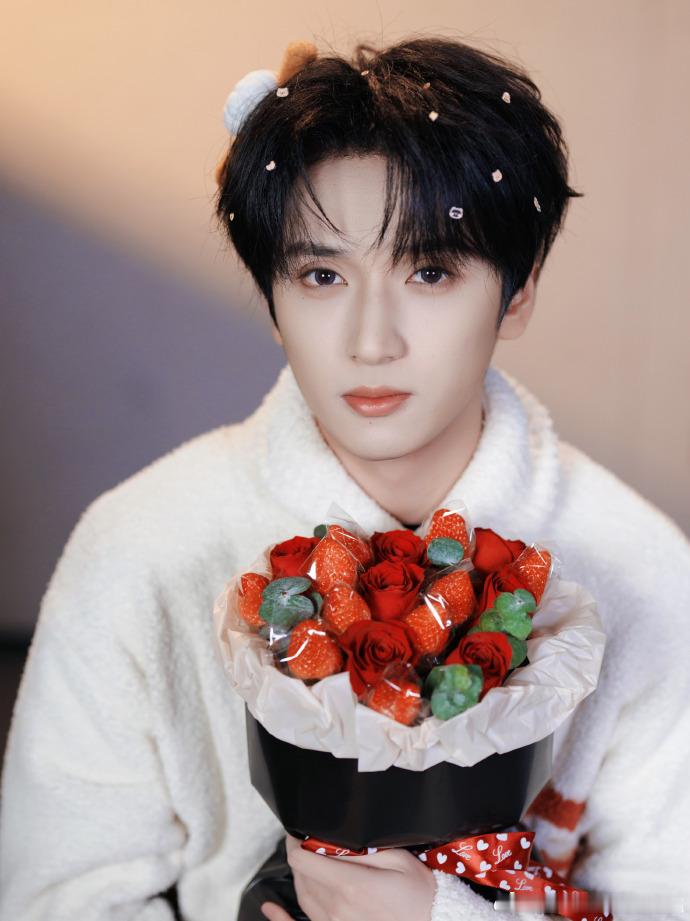 严浩翔吃点甜的严浩翔草莓花草莓花束、小熊男友、严浩翔——情人节三重暴击！这甜度，