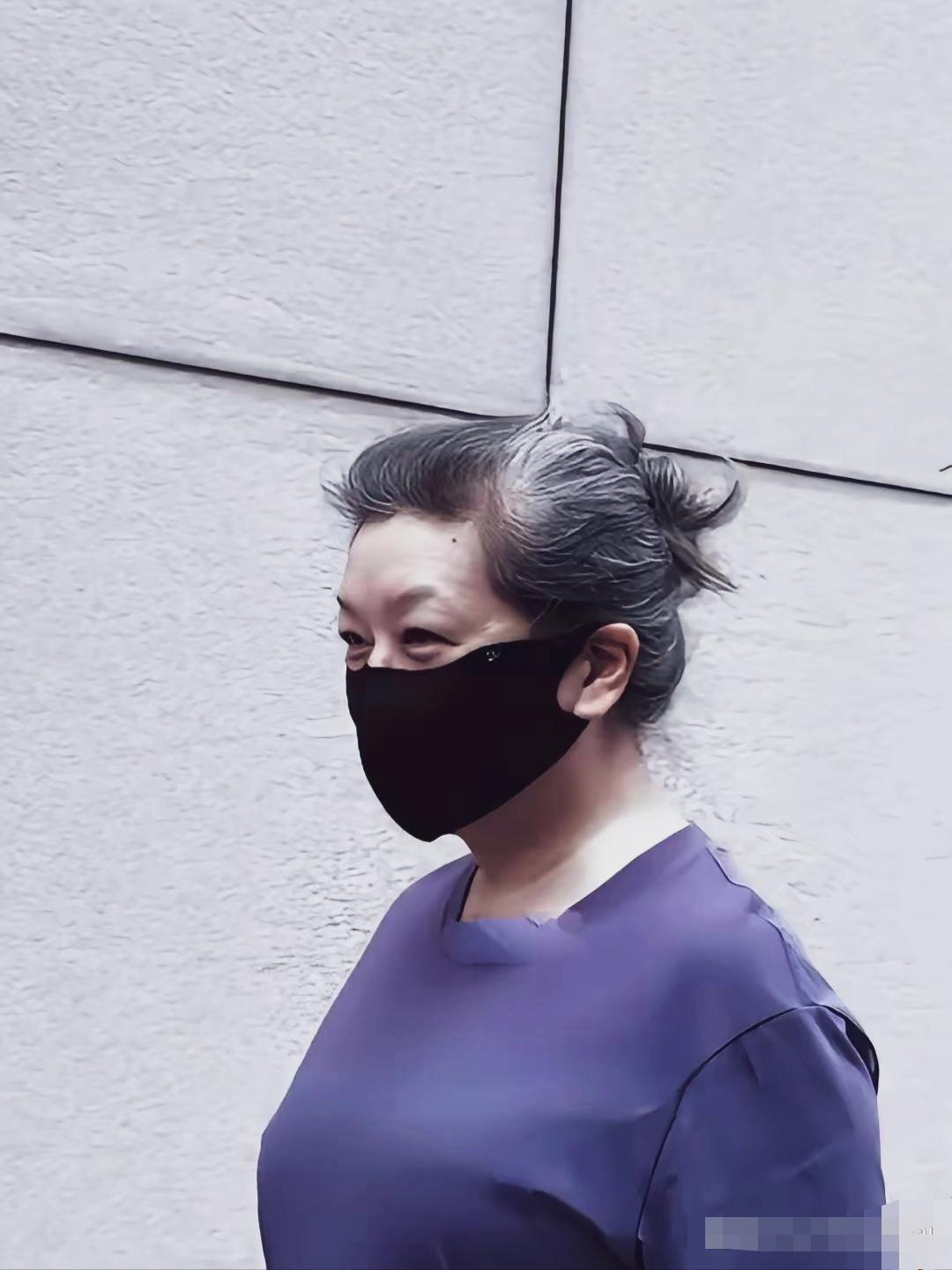 头发花白，身材发福，眼睛浮肿。江珊这形象真不如普通阿姨！