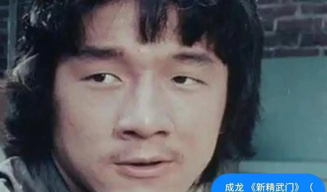 成龙单眼皮时被古龙当众嫌弃长得土，割完一刀片酬从几千跳到几百万。

当年饭都吃不