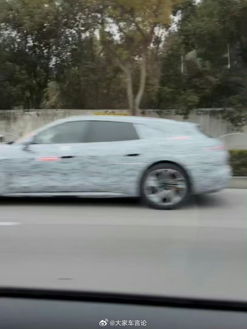 厉害的网友路遇疑似尚界Z7猎装版，这～Z7是两款一起上吗？ 