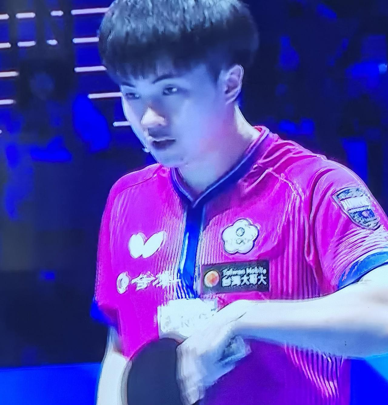 针尖对麦芒，快拉快挡，以快制快，林昀儒与松岛辉空正缴烈拼斗中：
第一局，松岛辉空