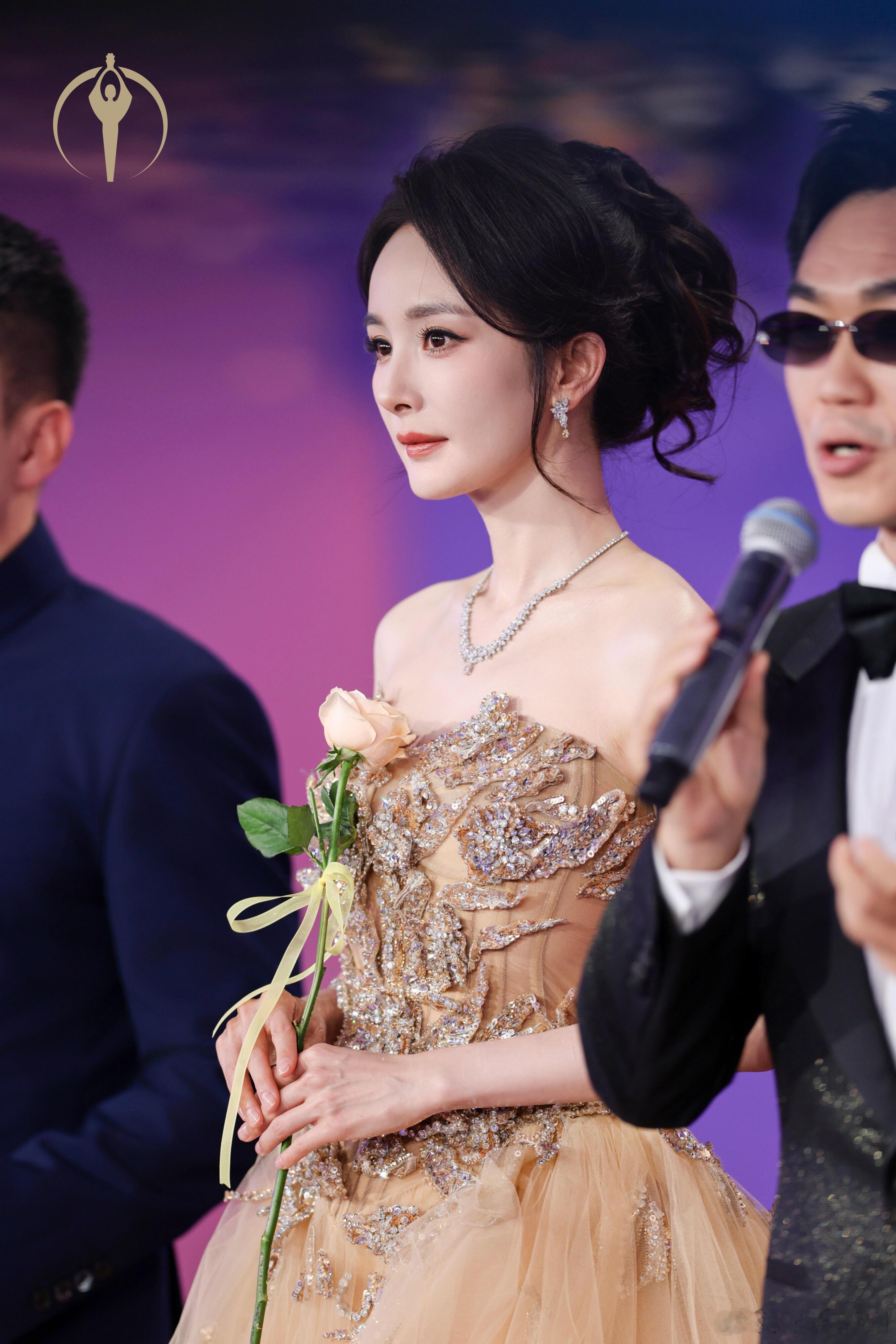 杨幂线下没输过杨幂线下绝了直接把我美一激灵！高智感加甜美感双杀，满30减15实锤