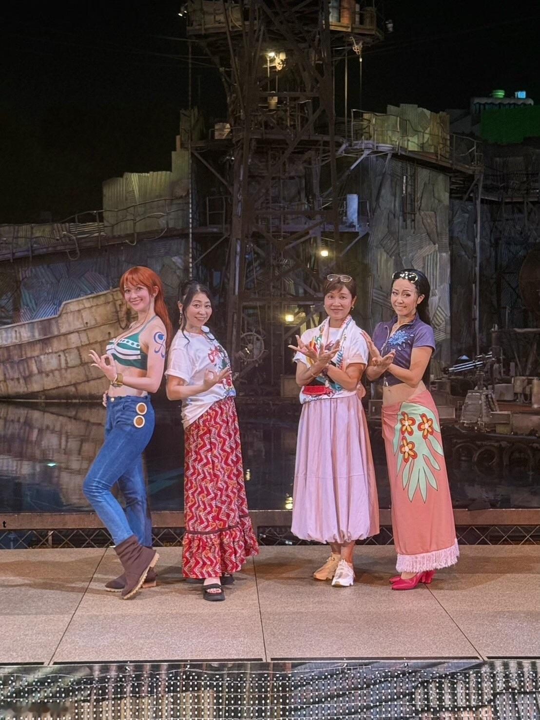 娜美声优冈村明美、罗宾声优山口由里子与USJ大阪环球影城海贼王舞台娜美、罗宾演员