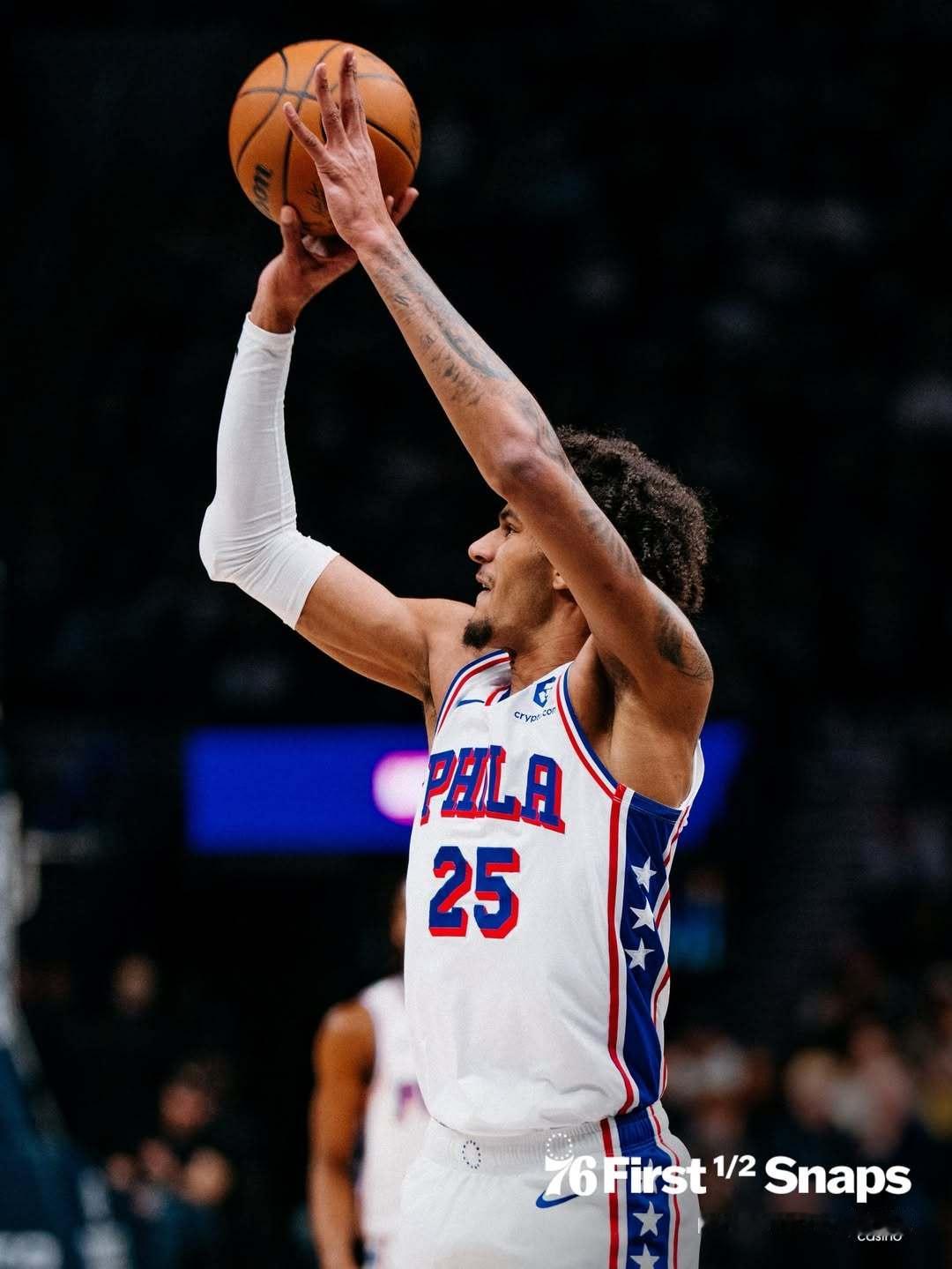 发挥出色！全场比赛结束：76人队背靠背客场135-108战胜森林狼队，球队终结四