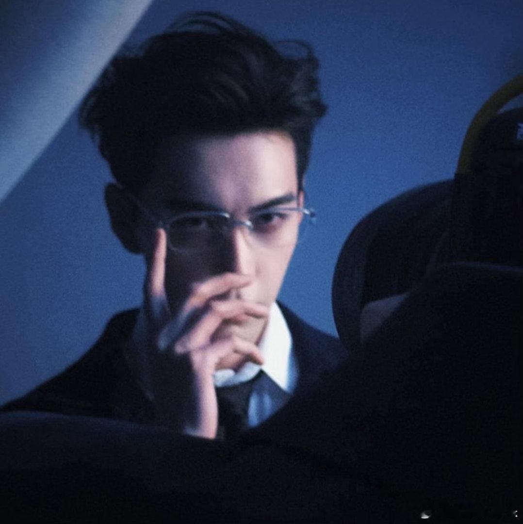 陈星旭斯文表皮下的阴湿疯批陈星旭就这个阴湿腹黑感对味儿 杂志大片气场炸裂！背头+