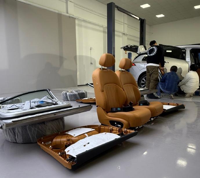 开拆！把这个拆了、这个拆了，都拆了...

轮胎内衬里的静音棉，量一下，差不多2