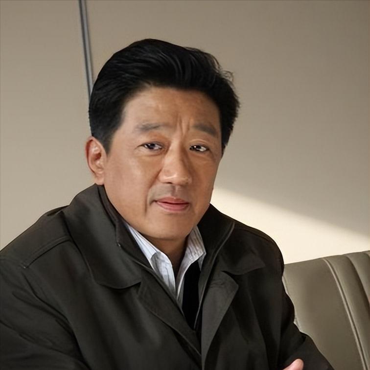 演员，丁勇岱说，高中毕业，我就去工地了，筛沙子，一筐一毛钱，每天能筛四五筐，挣几