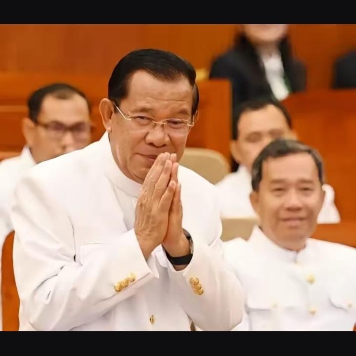 洪森家族的结局，说到底就三种可能。
 
要么向泰国低头，换个太平日子；要么硬扛到