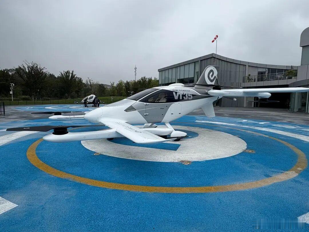 近日，亿航发布了最新一代的长航程无人驾驶载人航空器VT35，该机型标准版在中国市