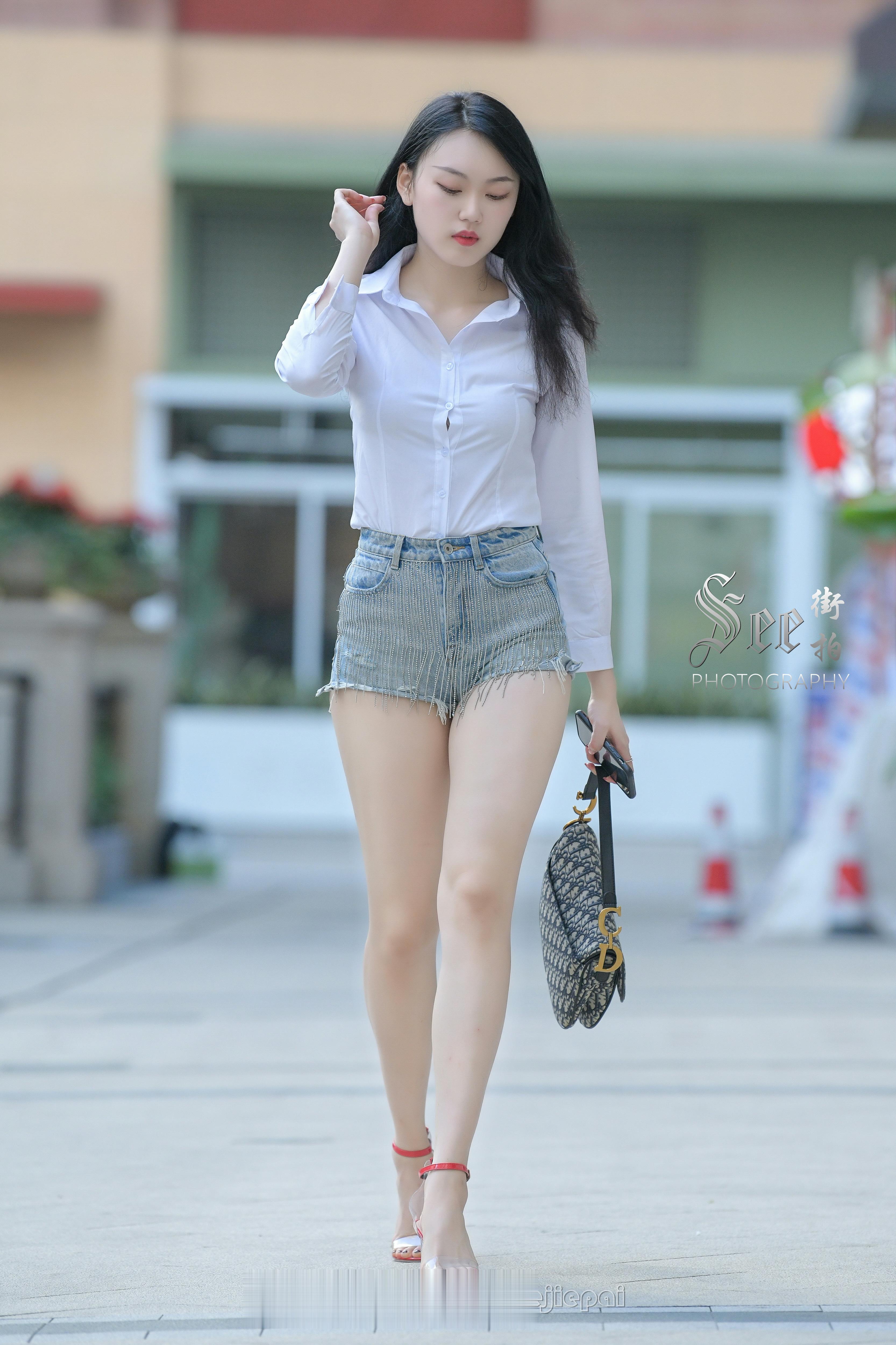 牛仔短裤，魅力显腿~~ ​​​