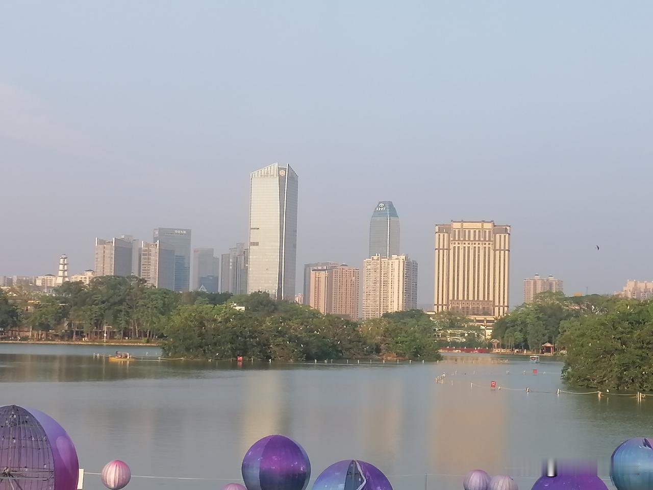 漂亮的湖上风光和水中廊桥亭台楼阁，远看山景朦胧，近处摩天大楼气宇不凡，美景令人陶
