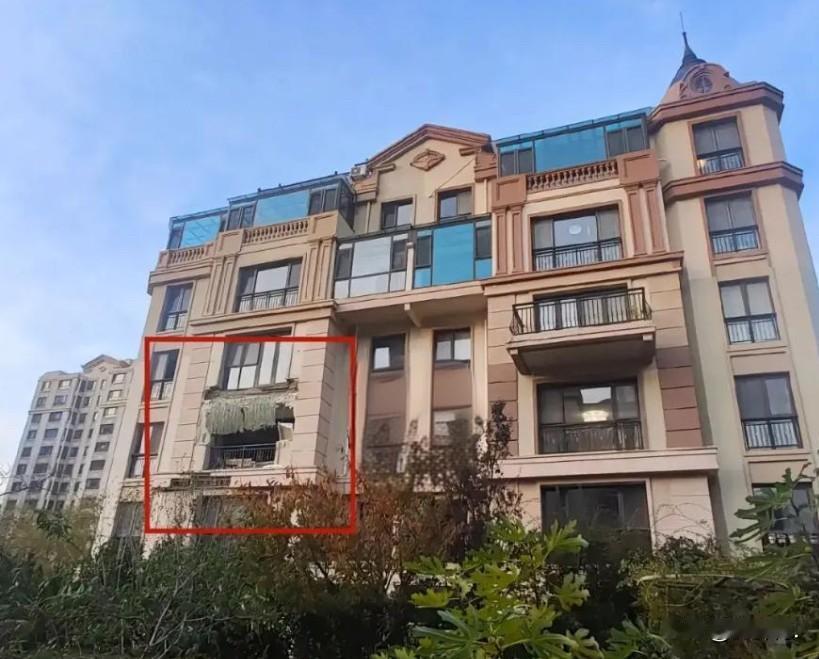 大家是否还记得崂山区鲁商蓝岸丽舍某栋楼阳台（露台）掉落的事情。

当时，幸亏楼下