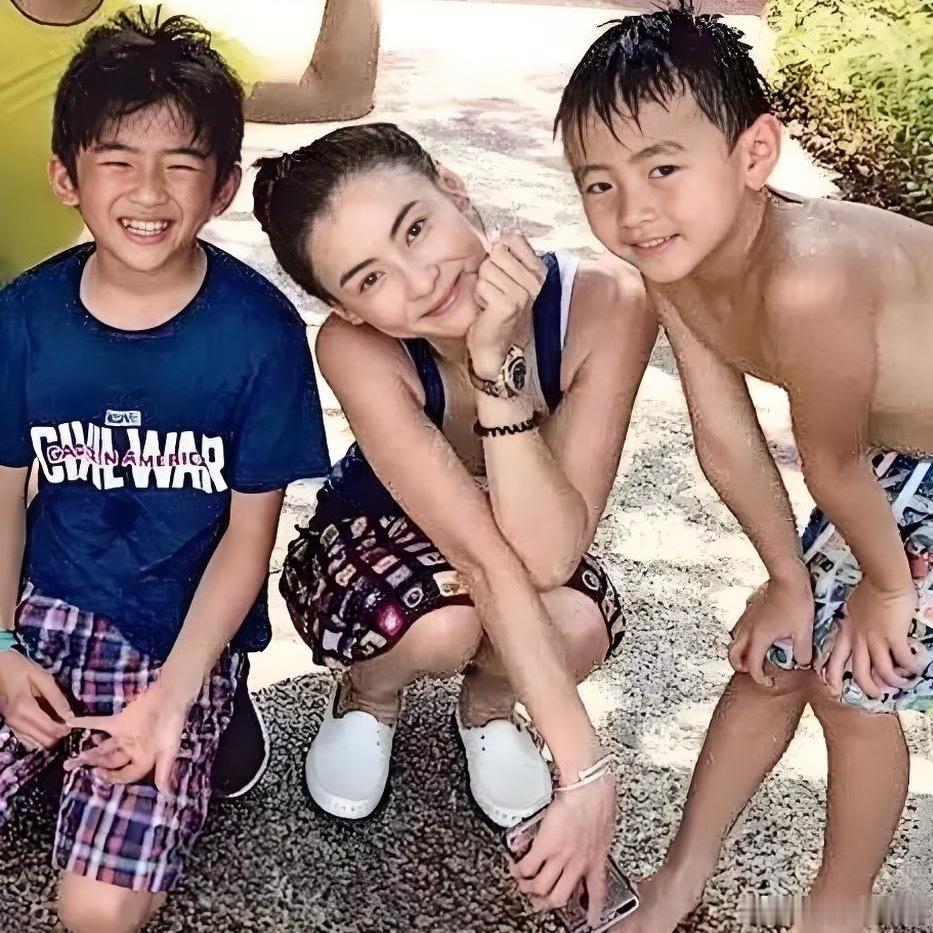张柏芝真的把大儿子教得很好别人家的小孩永远不会让我失望系列…Lucas在机场主动