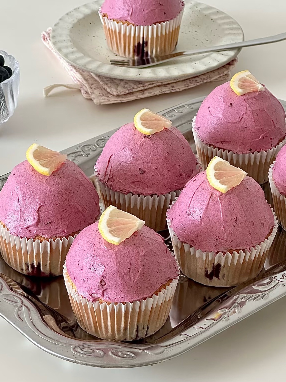 果香浓郁🫐蓝莓纸杯小蛋糕🧁松软蛋糕藏着蓝莓果肉一口咬开酸甜爆浆顶上铺满丝滑的