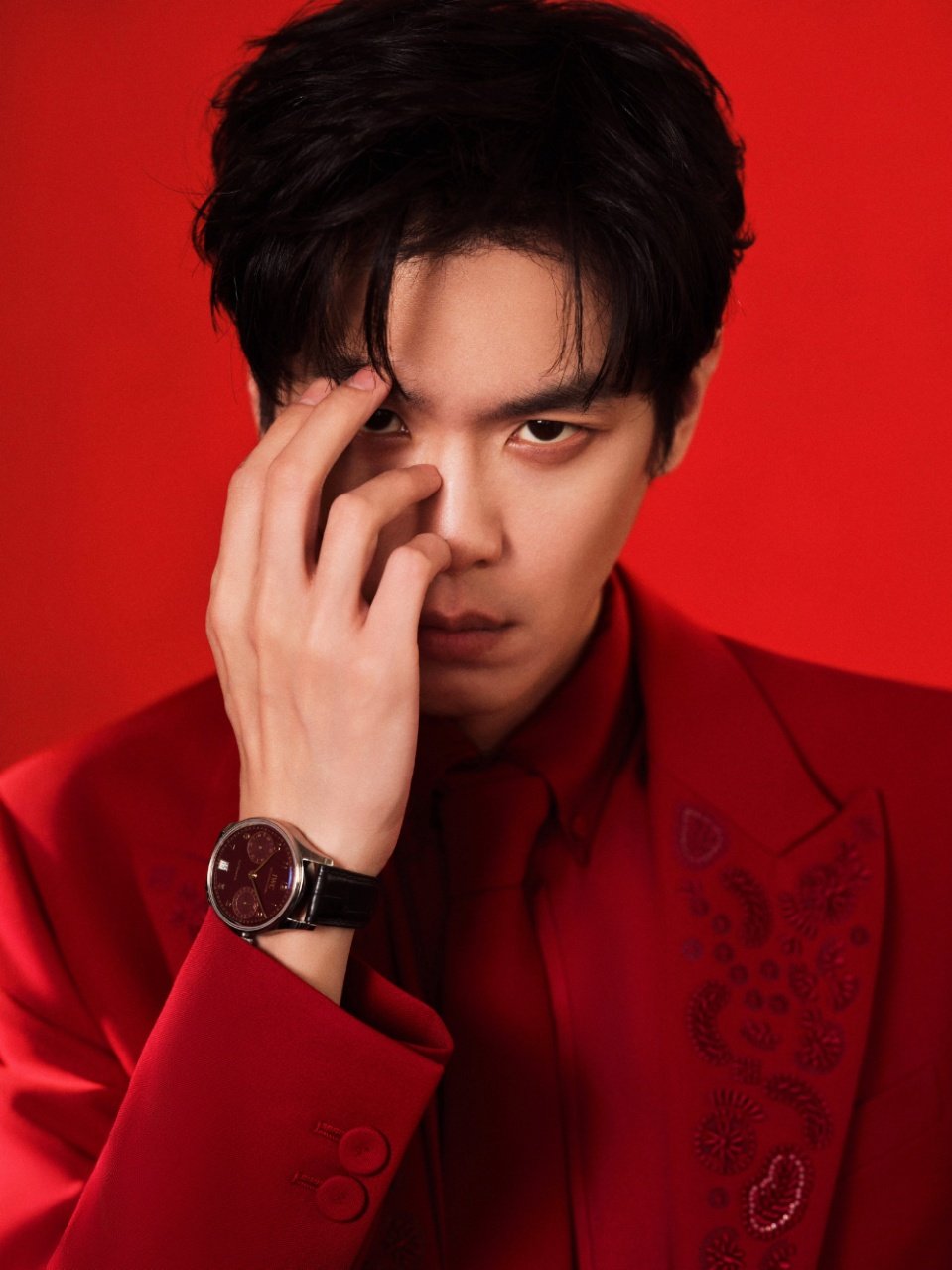 张若昀春晚这套帅成啥了张若昀春晚红色西装造型 哇张若昀这套红色西装帅成啥了！完全