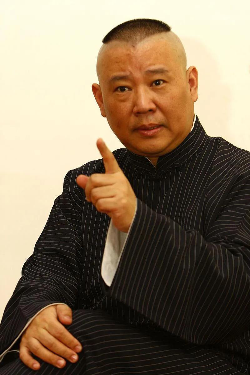 相声演员，郭德纲:本身我是一个内向的人，也不知怎的，我竟然干了这个行业，后来我越