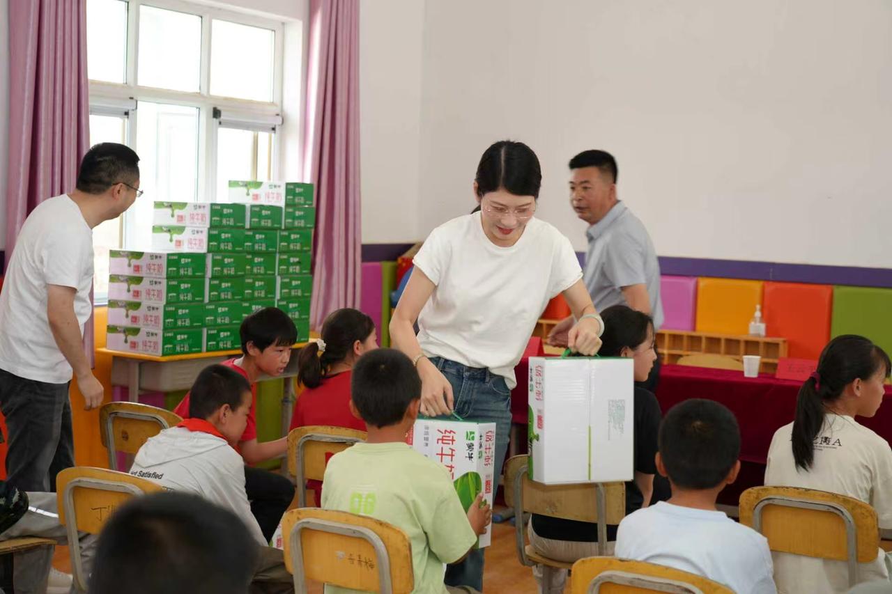 端午节前———

兰州科林集团爱心温暖榆中县红柳沟学校

记者王志俭（穿石）
文