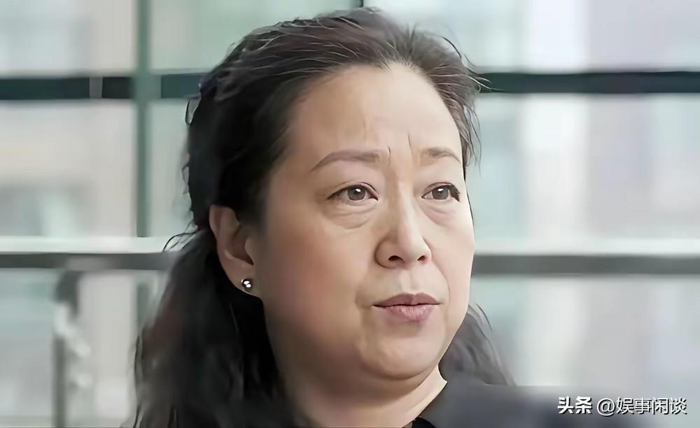 谁都没想到，张国立向前妻深深鞠躬，根本不是愧疚抚养费，更不是儿子犯错赎罪！
真正