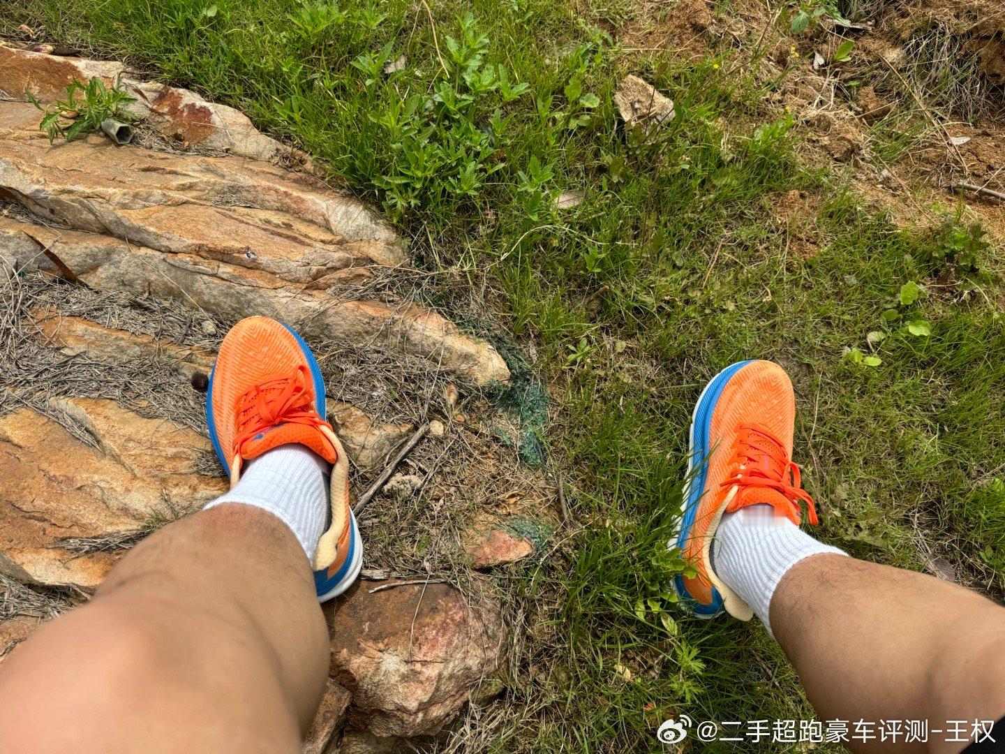 五四青年节快乐🎉先说鞋子HOKA克利夫顿9走路、舒缓跑步、健身非常可以、但是爬