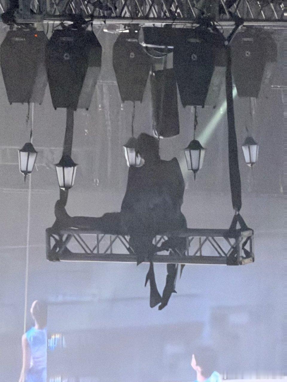 杨千嬅演唱会伴舞吊在空中一整场 真的太危险了，好歹人是安全下来的，要是中途出了什