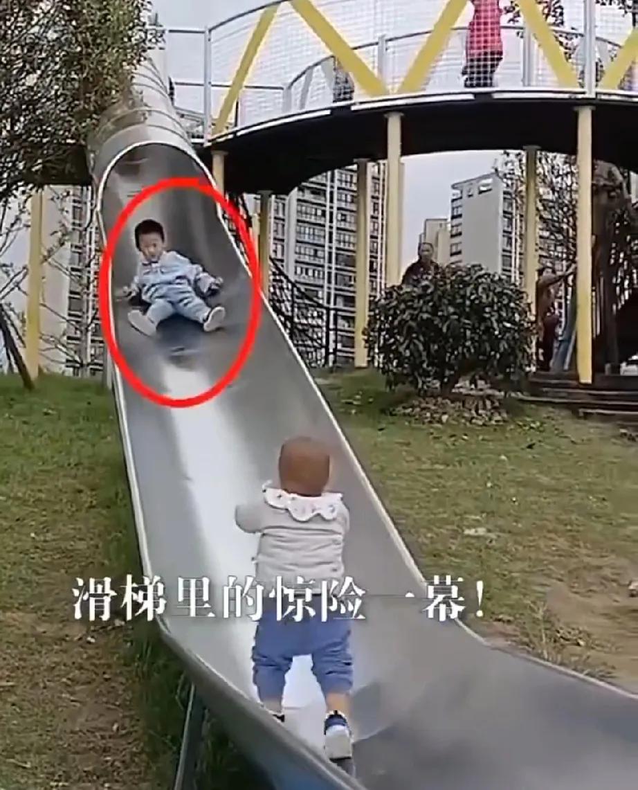 滑梯惊魂！小朋友这波“神操作”太绝了！
 
家人们，刷到个超惊险又超厉害的事儿！