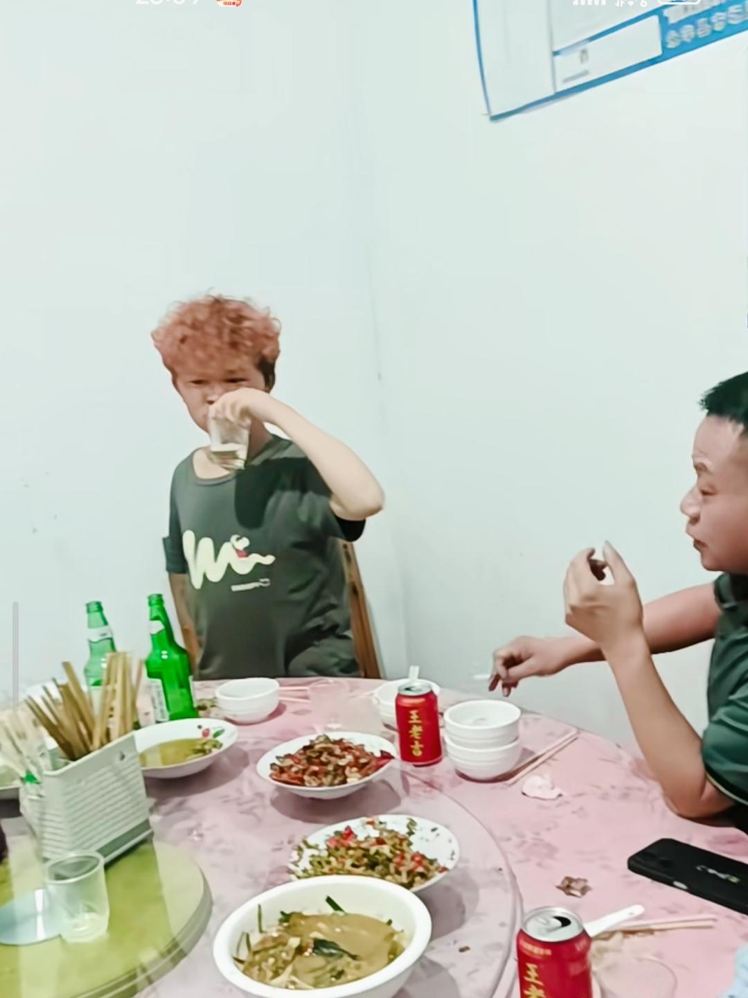“小马云”范小勤这小屁孩，又在大酒店里开喝了。周围全是大人在起哄，他倒好，直接当