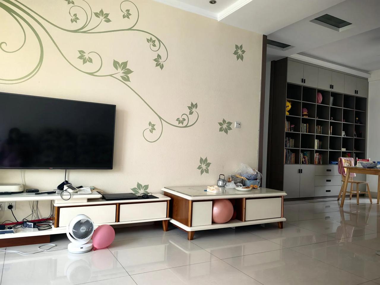 在家就喜欢打扫卫生，把家居全擦一遍，地板全擦一遍，嘿嘿嘿嘿嘿嘿嘿嘿嘿，干净了看着