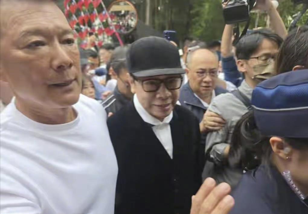 蔡康永这下是装都不装了，参加沈伯洋活动时还遮遮掩掩戴口罩，参加蒋万安活动时不戴口