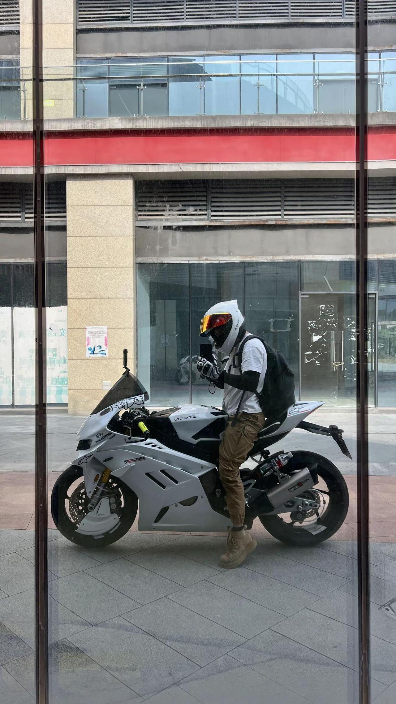 可以接受你说我丑，但忍不了说我的车不帅。机车 哪个男人不爱机车 年轻人的机车梦想