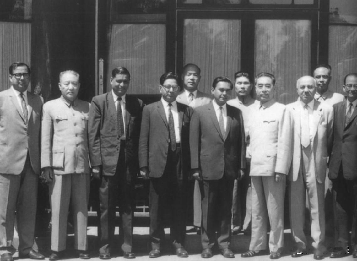 周恩来总理在中南海亲切接见了以阿哈德（A.H.阿哈德）为团长的巴基斯坦工商界代表